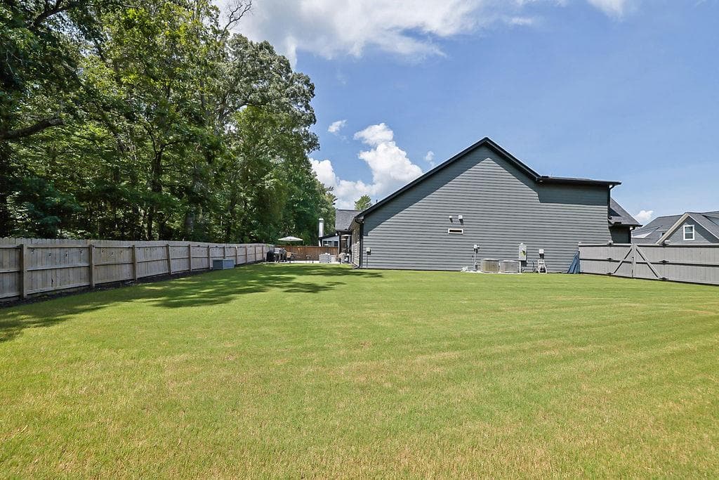 4 bedroom, 3 bathroom, 3,031 sq ft single family residence for sale at 2731 Villa Irwin Chase Southwest, Marietta, GA 30064 — photo 3
