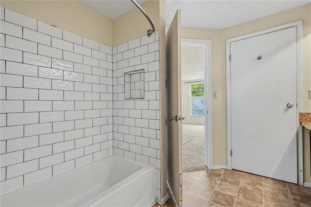 1 bedroom, 1 bathroom, 810 sq ft condominium for sale at 1325 Keys Lake Drive, Brookhaven, GA 30319 — photo 6