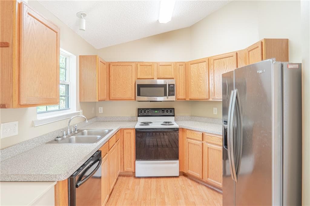 2 bedroom, 2 bathroom, 1,007 sq ft townhouse for sale at 209 Cottonwood Creek Circle, Canton, GA 30114 — photo 3