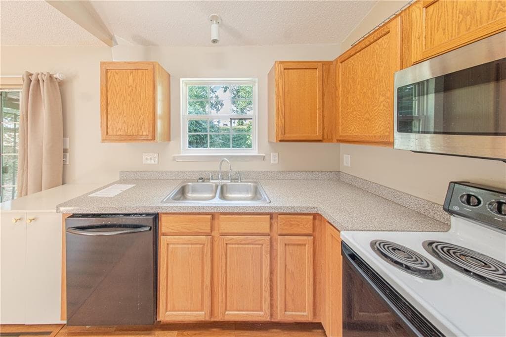2 bedroom, 2 bathroom, 1,007 sq ft townhouse for sale at 209 Cottonwood Creek Circle, Canton, GA 30114 — photo 4