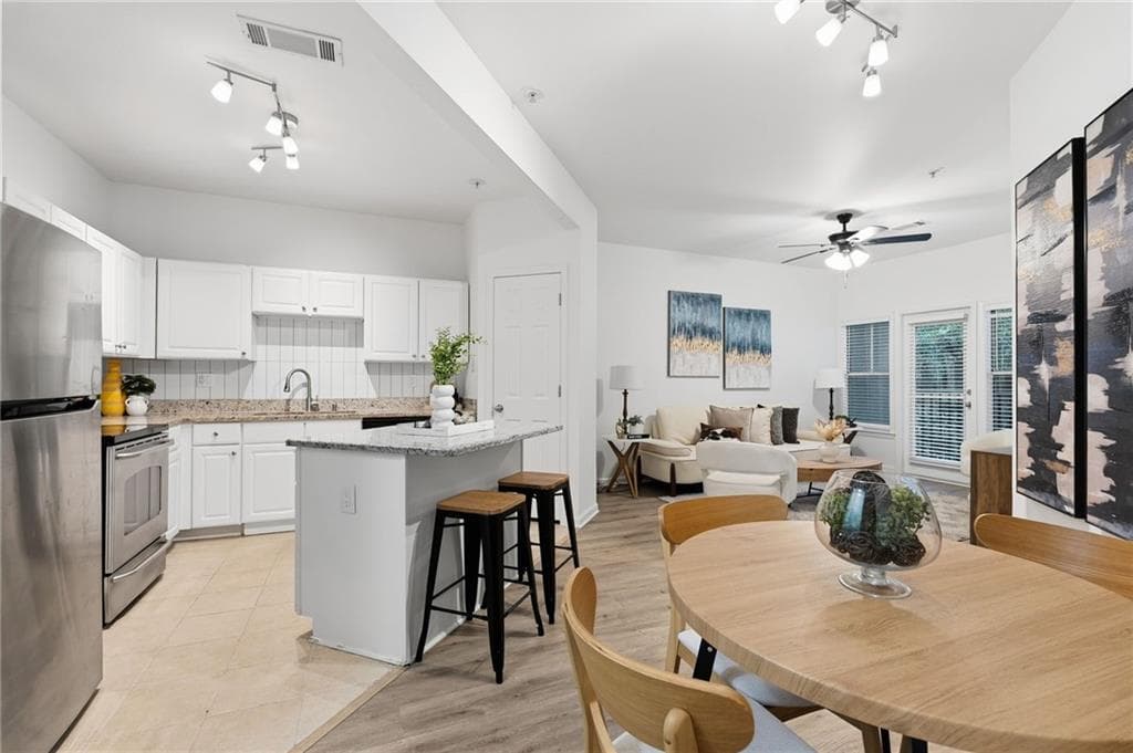 1 bedroom, 1 bathroom, 816 sq ft condominium for sale at 1850 Cotillion Drive 2111, Atlanta, GA 30338 — photo 6