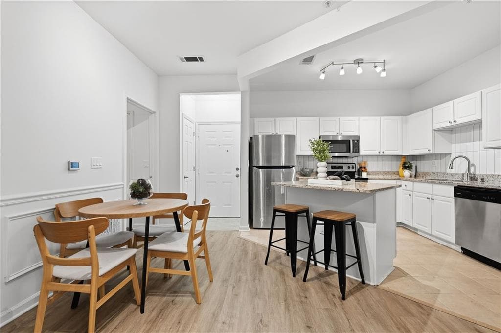 1 bedroom, 1 bathroom, 816 sq ft condominium for sale at 1850 Cotillion Drive 2111, Atlanta, GA 30338 — photo 9