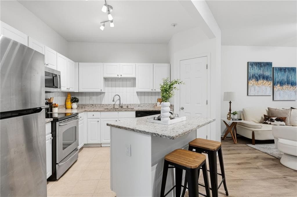 1 bedroom, 1 bathroom, 816 sq ft condominium for sale at 1850 Cotillion Drive 2111, Atlanta, GA 30338 — photo 4