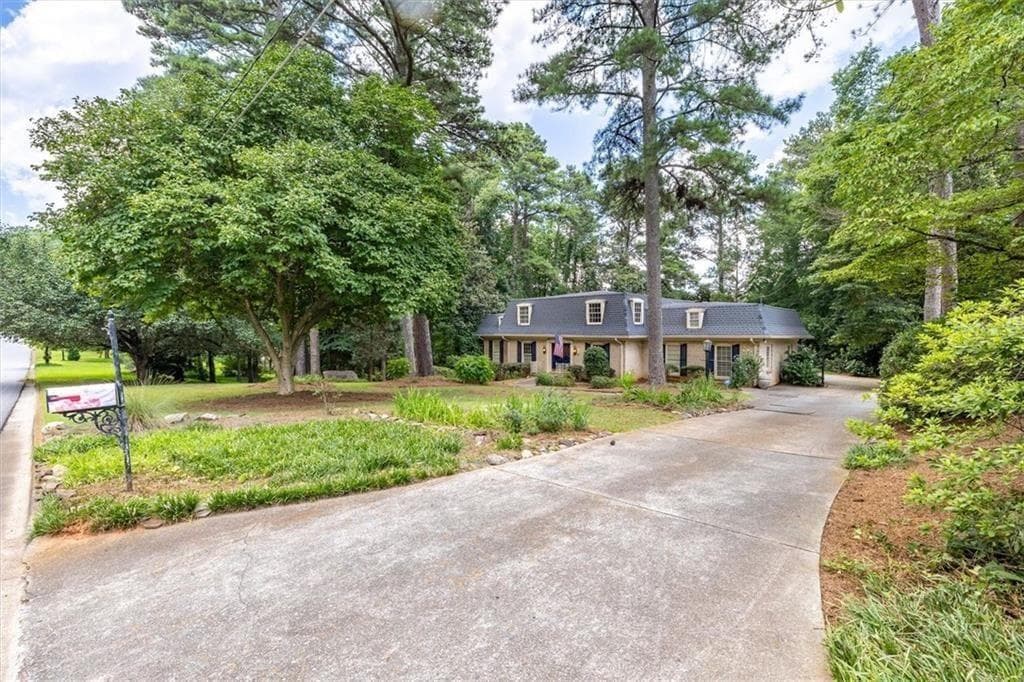 4 bedroom, 4 bathroom, 4,434 sq ft single family residence for sale at 2123 Mountain Creek Drive, Smoke Rise, GA 30087 — photo 3