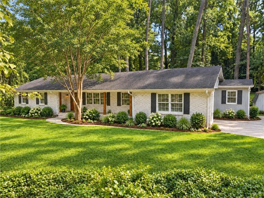 3 bedroom, 2 bathroom, 1,706 sq ft single family residence for sale at 276 Colewood Way, Sandy Springs, GA 30328 — photo 2