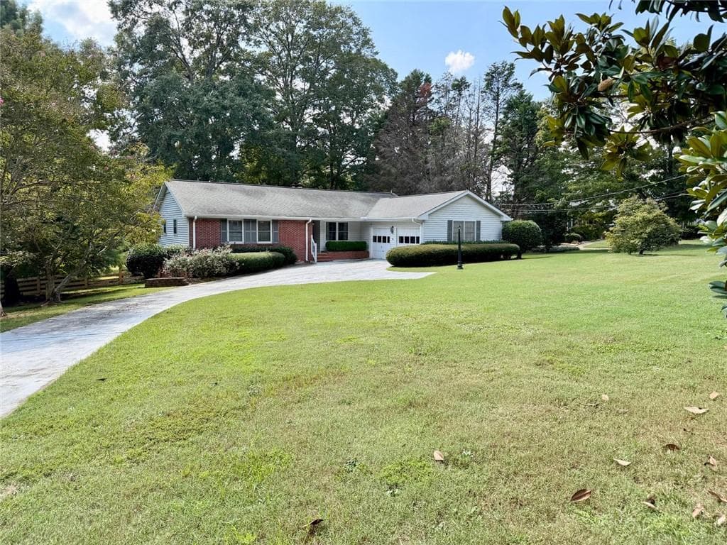 3 bedroom, 2 bathroom, 1,623 sq ft single family residence for sale at 5 Plantation Circle, Carrollton, GA 30117