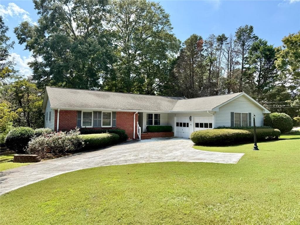 3 bedroom, 2 bathroom, 1,623 sq ft single family residence for sale at 5 Plantation Circle, Carrollton, GA 30117 — photo 2