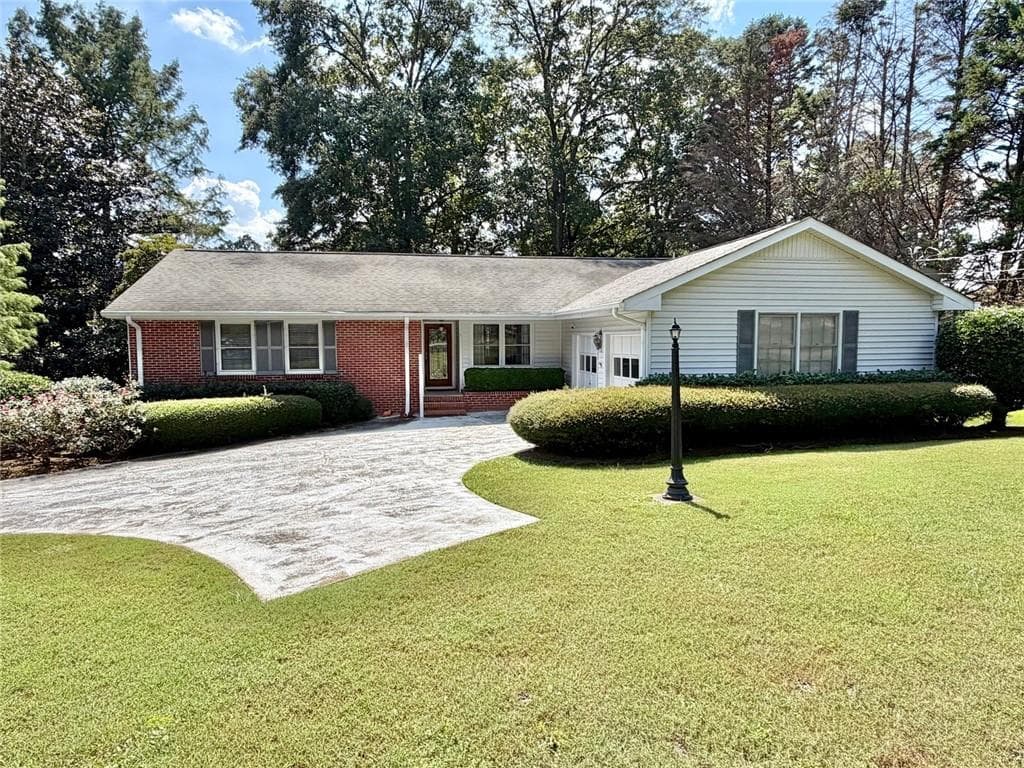 3 bedroom, 2 bathroom, 1,623 sq ft single family residence for sale at 5 Plantation Circle, Carrollton, GA 30117 — photo 3