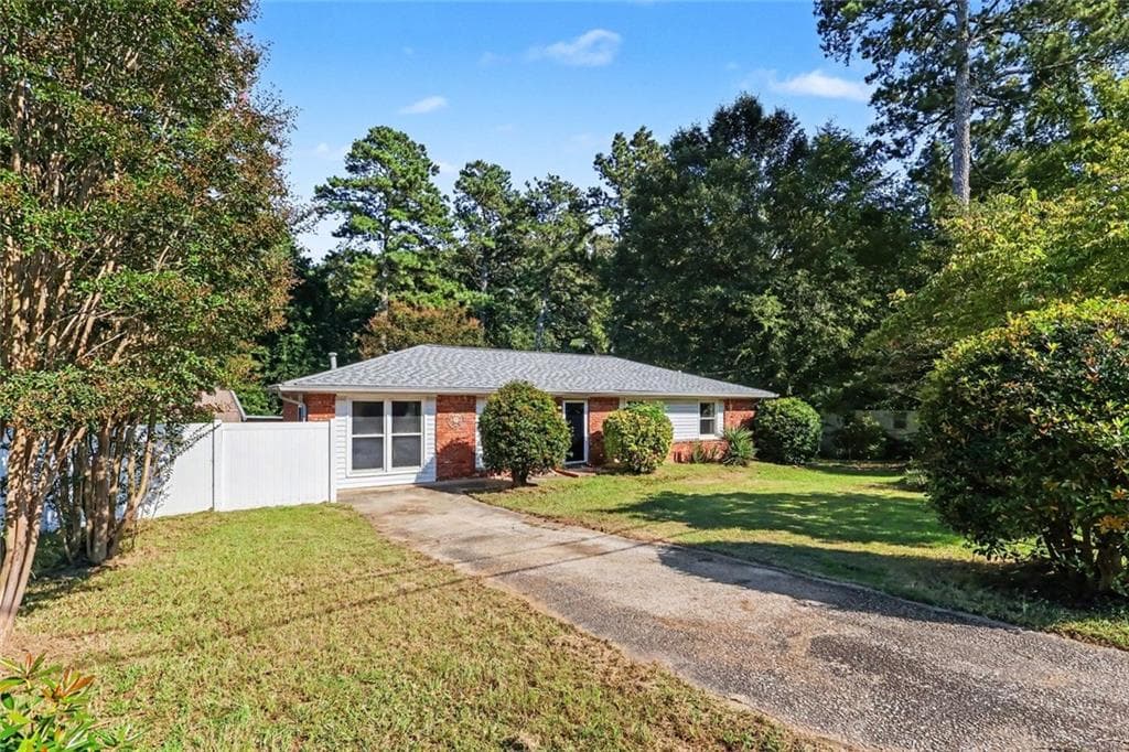 4 bedroom, 2 bathroom, 1,496 sq ft single family residence under contract at 6786 Tralee Drive, Lithia Springs, GA 30122 — photo 2