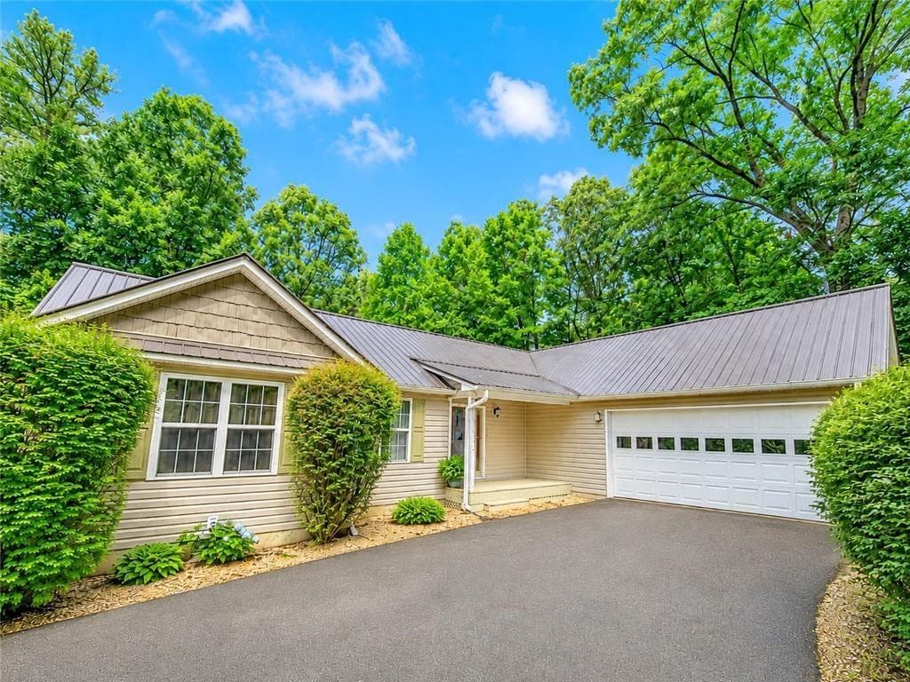 3 bedroom, 2 bathroom, 1,623 sq ft single family residence for sale at 97 Tradewinds Road, Cleveland, GA 30528