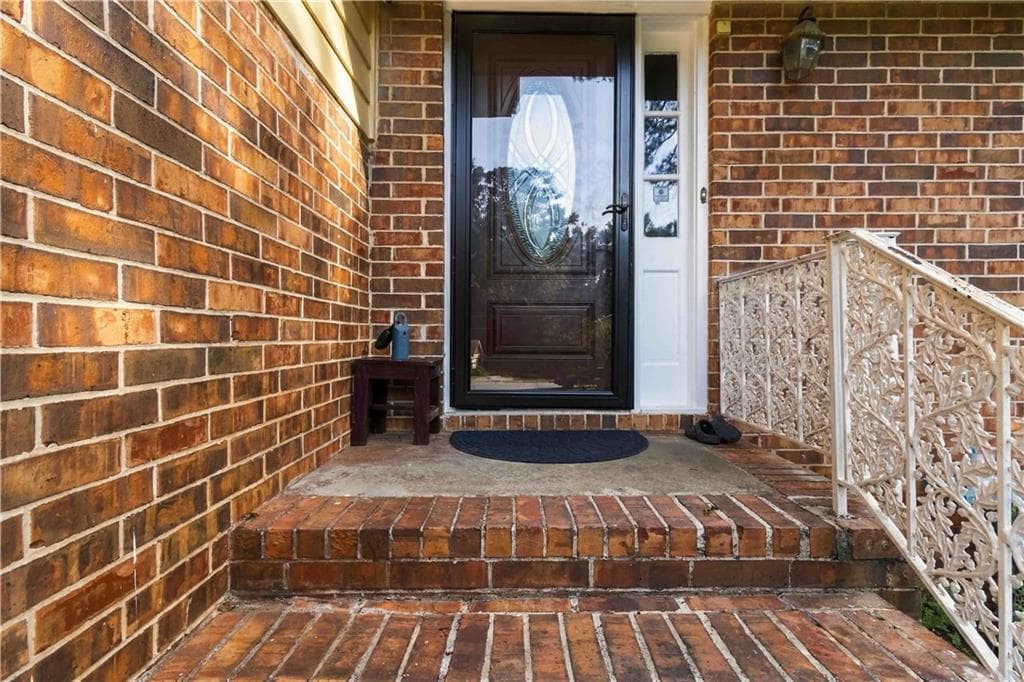 4 bedroom, 3 bathroom, 2,135 sq ft single family residence under contract at 4348 Executive Drive, Stone Mountain, GA 30083 — photo 4