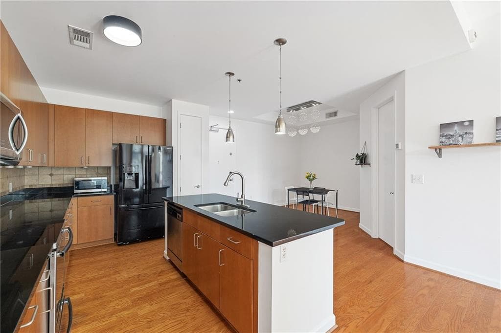 2 bedroom, 2 bathroom, 1,061 sq ft condominium for sale at 711 Cosmopolitan Drive 300, Atlanta, GA 30324 — photo 4