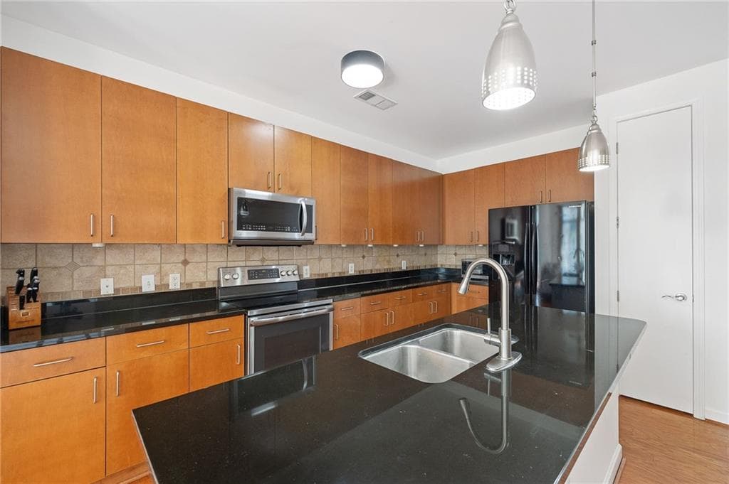 2 bedroom, 2 bathroom, 1,061 sq ft condominium for sale at 711 Cosmopolitan Drive 300, Atlanta, GA 30324 — photo 5