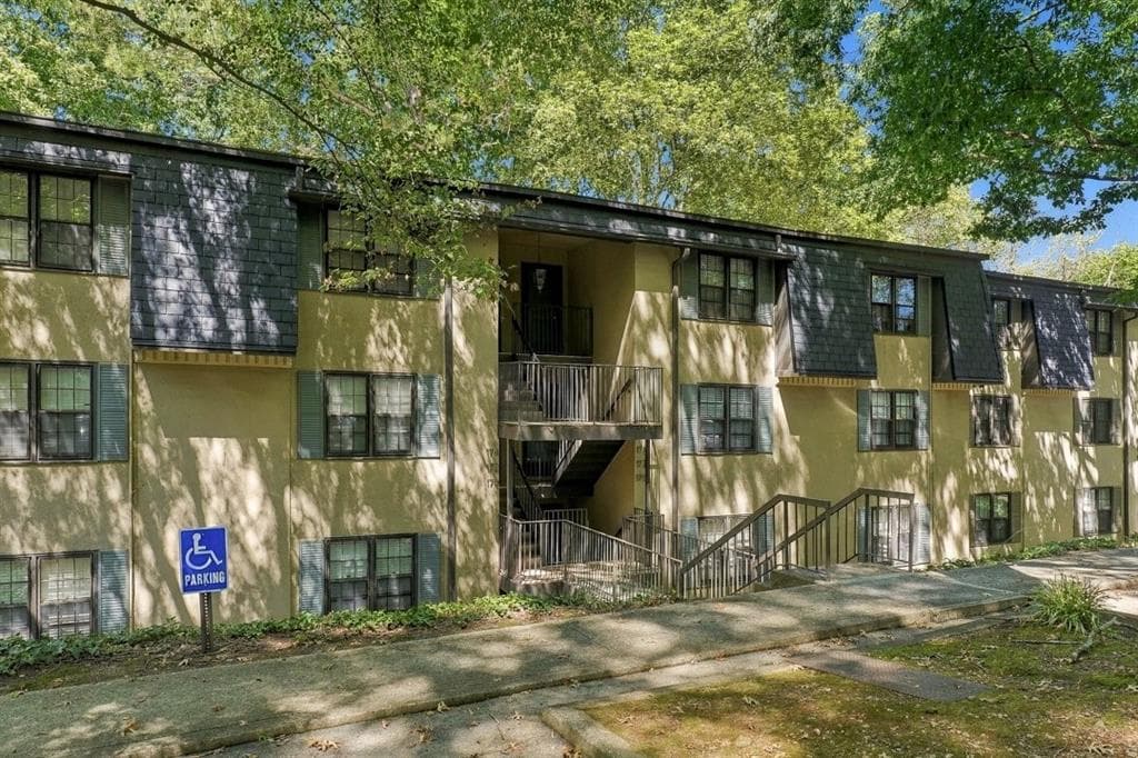2 bedroom, 2 bathroom, 1,273 sq ft condominium for sale at 175 Barone Place, Atlanta, GA 30327 — photo 9