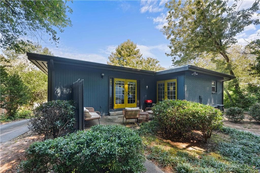 6 bedroom, 4 bathroom, 2,367 sq ft single family residence for sale at 1393 Markan Drive, Atlanta, GA 30306 — photo 1 of 24