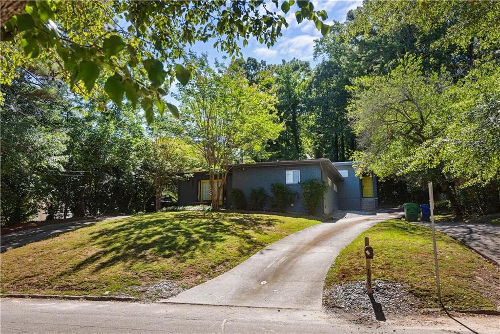 6 bedroom, 4 bathroom, 2,367 sq ft single family residence for sale at 1393 Markan Drive, Atlanta, GA 30306 — photo 2
