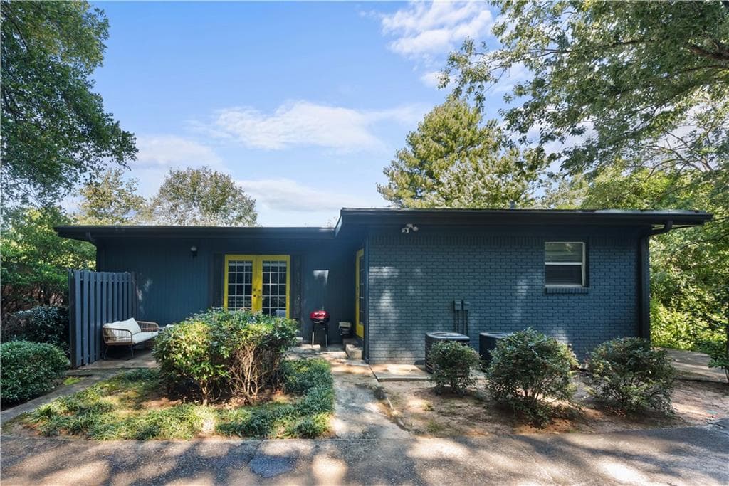6 bedroom, 4 bathroom, 2,367 sq ft single family residence for sale at 1393 Markan Drive, Atlanta, GA 30306 — photo 3
