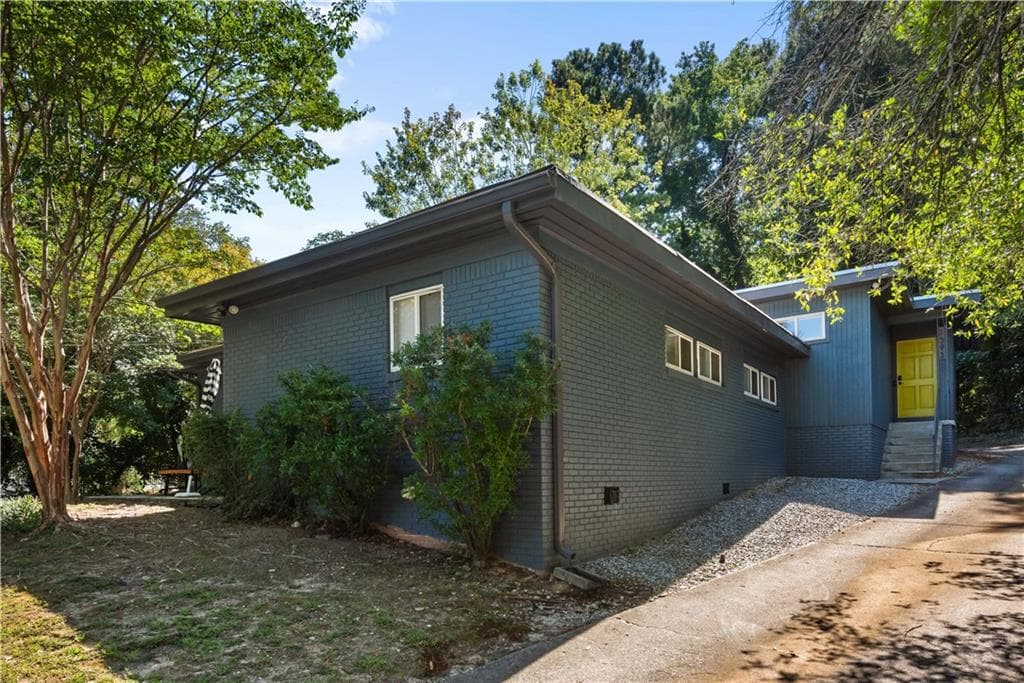 6 bedroom, 4 bathroom, 2,367 sq ft single family residence for sale at 1393 Markan Drive, Atlanta, GA 30306 — photo 5