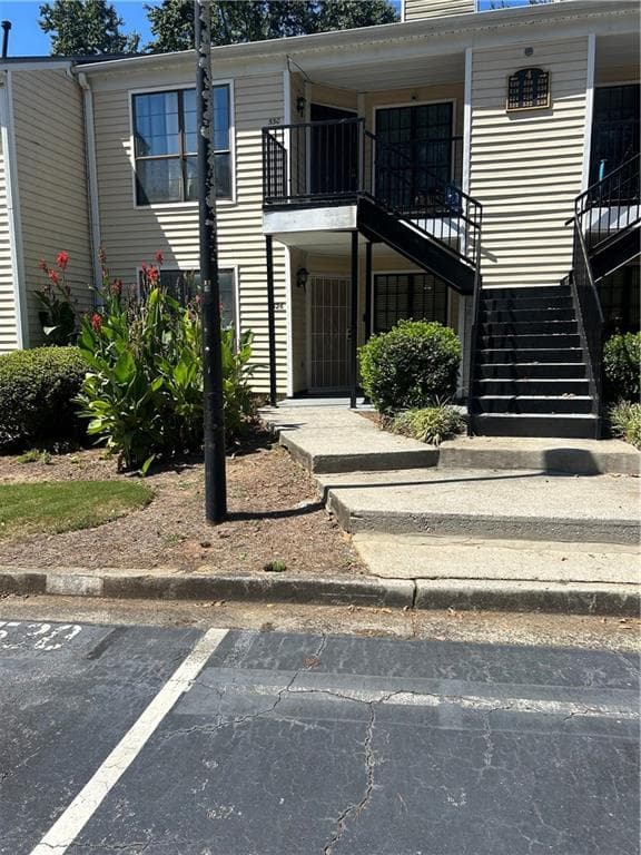2 bedroom, 2 bathroom, 941 sq ft condominium for sale at 526 Windchase Lane, Stone Mountain, GA 30083