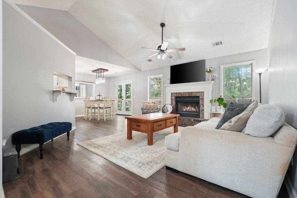 3 bedroom, 2 bathroom, 1,413 sq ft single family residence under contract at 1372 Towne Harbor Trail, Woodstock, GA 30189 — photo 2