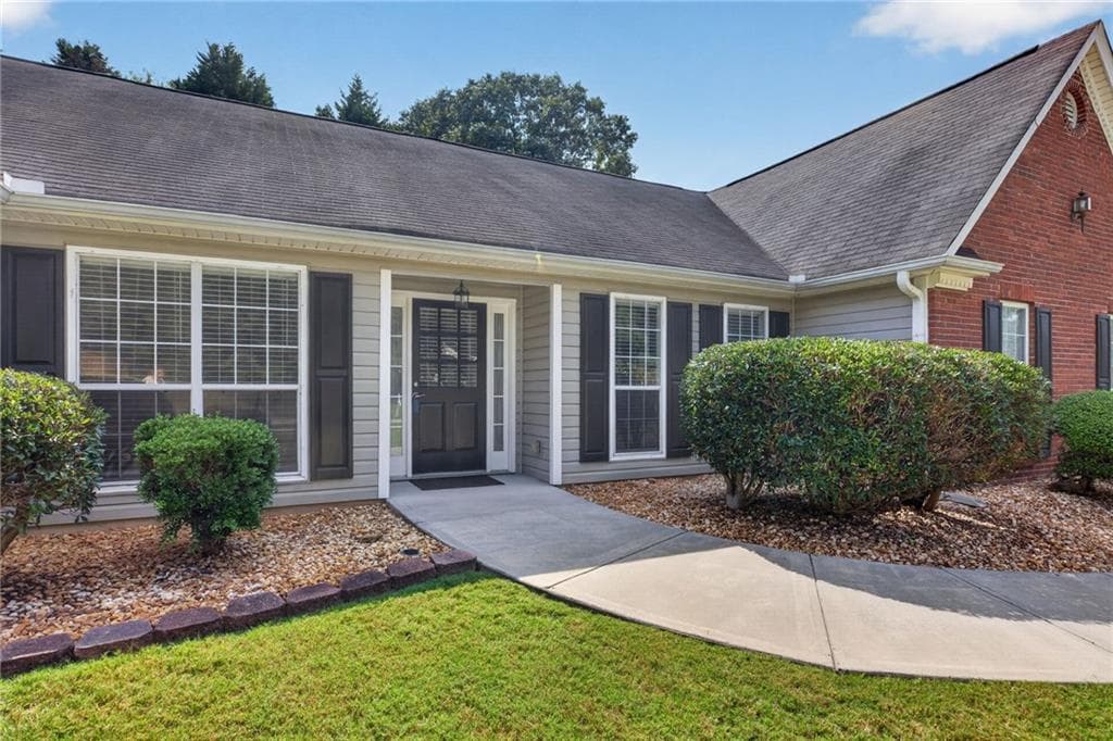3 bedroom, 2 bathroom, 2,135 sq ft single family residence under contract at 300 Hickory Pointe Court, Villa Rica, GA 30180 — photo 3