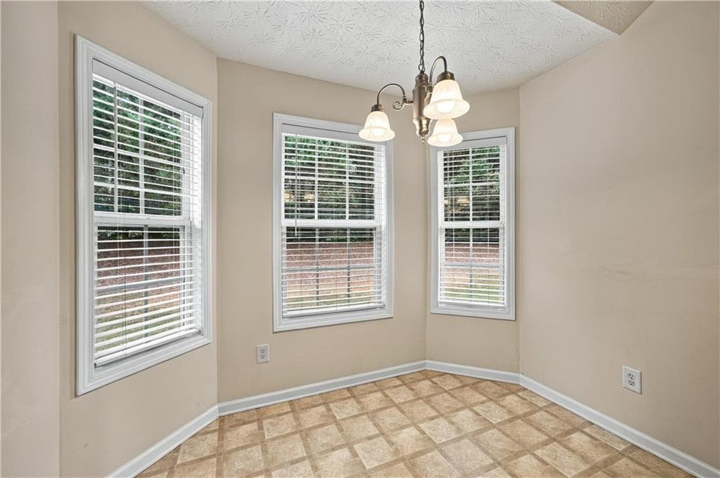 4 bedroom, 2 bathroom, 1,822 sq ft single family residence under contract at 6010 Ambercrest Court, Buford, GA 30518 — photo 6