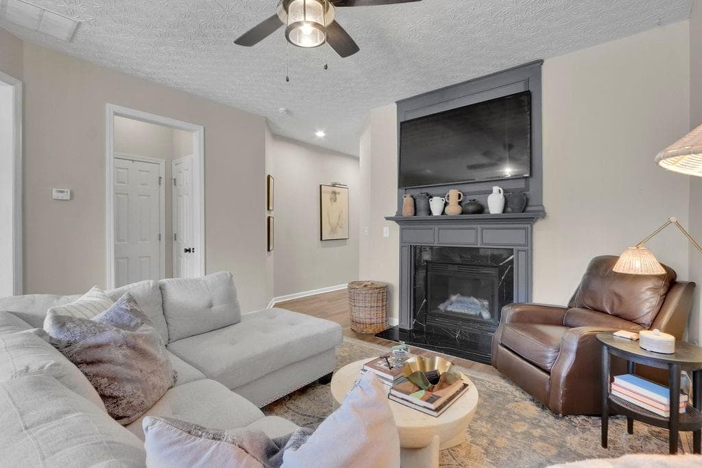 3 bedroom, 3 bathroom, 1,548 sq ft townhouse under contract at 6608 Splashwater Drive, Flowery Branch, GA 30542 — photo 3