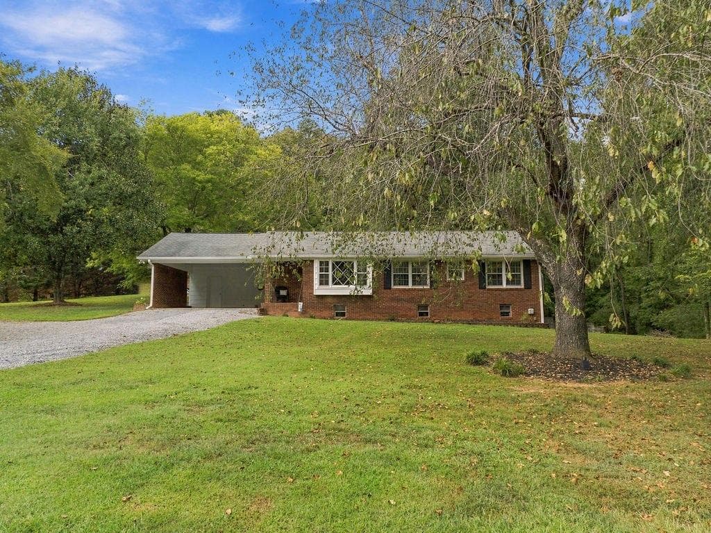 3 bedroom, 2 bathroom, 1,397 sq ft single family residence for sale at 1634 Little Texas Valley Road, Rome, GA 30165