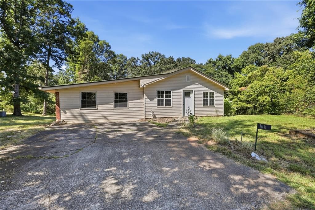 3 bedroom, 1 bathroom, 1,807 sq ft single family residence for sale at 106 Goss Road, Clarkesville, GA 30523