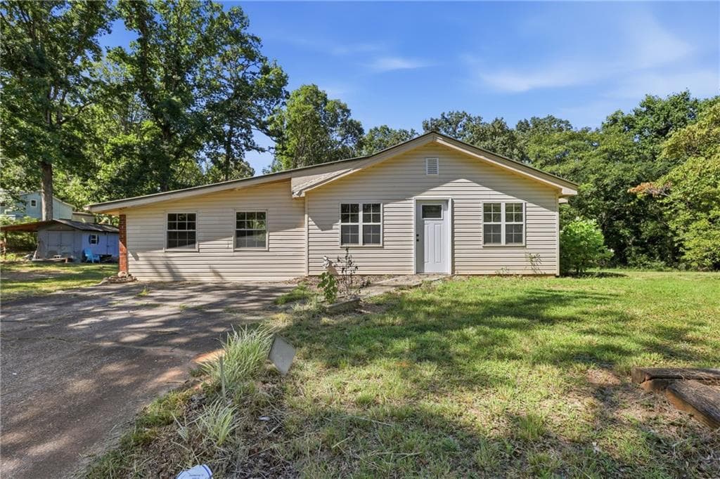 3 bedroom, 1 bathroom, 1,807 sq ft single family residence for sale at 106 Goss Road, Clarkesville, GA 30523 — photo 4