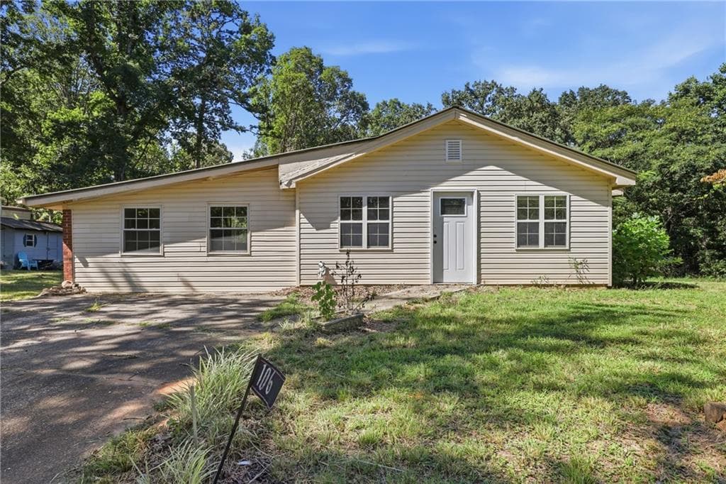3 bedroom, 1 bathroom, 1,807 sq ft single family residence for sale at 106 Goss Road, Clarkesville, GA 30523 — photo 5