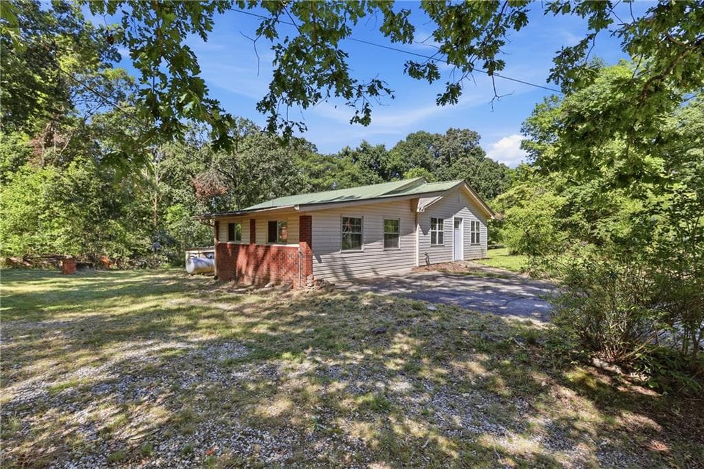 3 bedroom, 1 bathroom, 1,807 sq ft single family residence for sale at 106 Goss Road, Clarkesville, GA 30523 — photo 6
