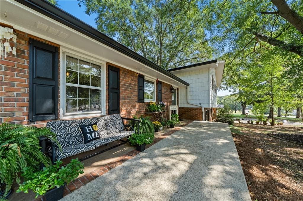 5 bedroom, 2 bathroom, 2,100 sq ft single family residence for sale at 20 Oakdale Drive, Cartersville, GA 30120 — photo 3