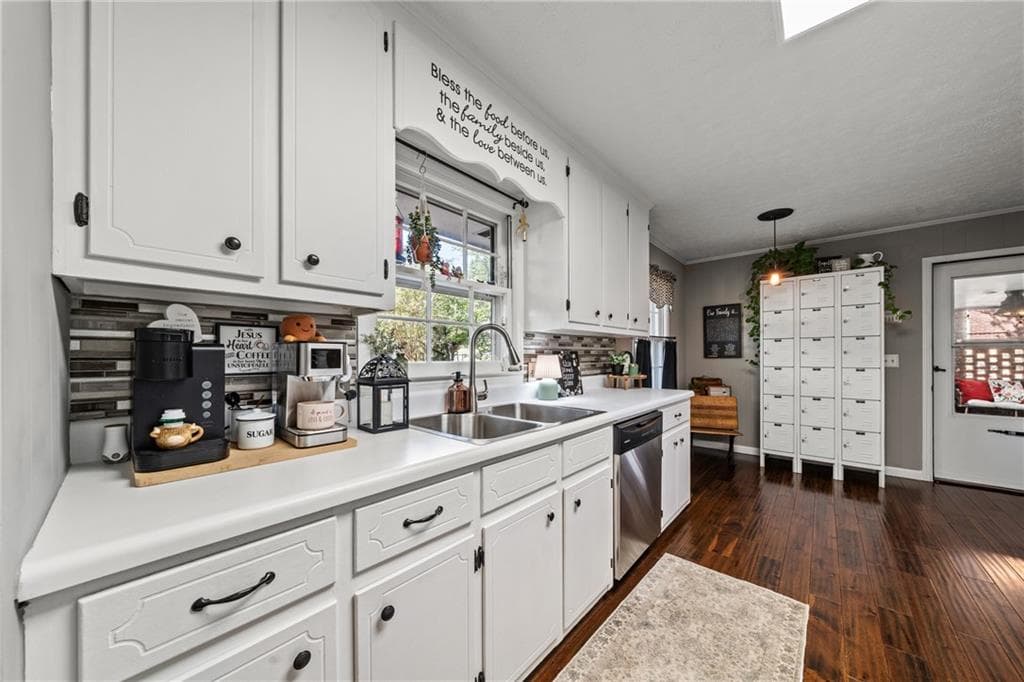 5 bedroom, 2 bathroom, 2,100 sq ft single family residence for sale at 20 Oakdale Drive, Cartersville, GA 30120 — photo 7