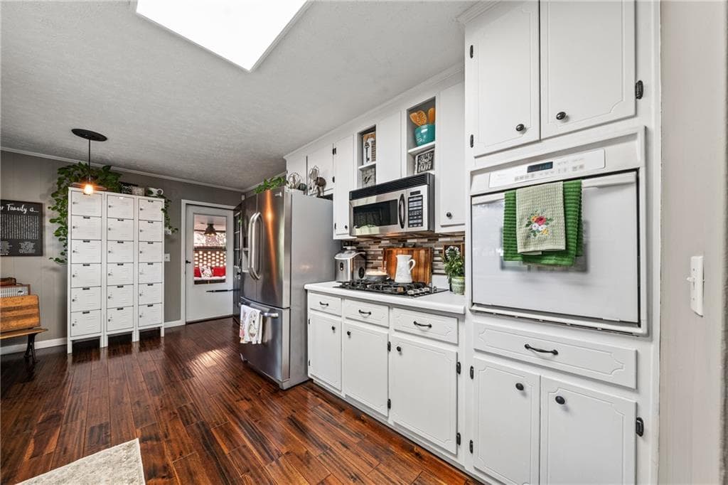 5 bedroom, 2 bathroom, 2,100 sq ft single family residence for sale at 20 Oakdale Drive, Cartersville, GA 30120 — photo 8