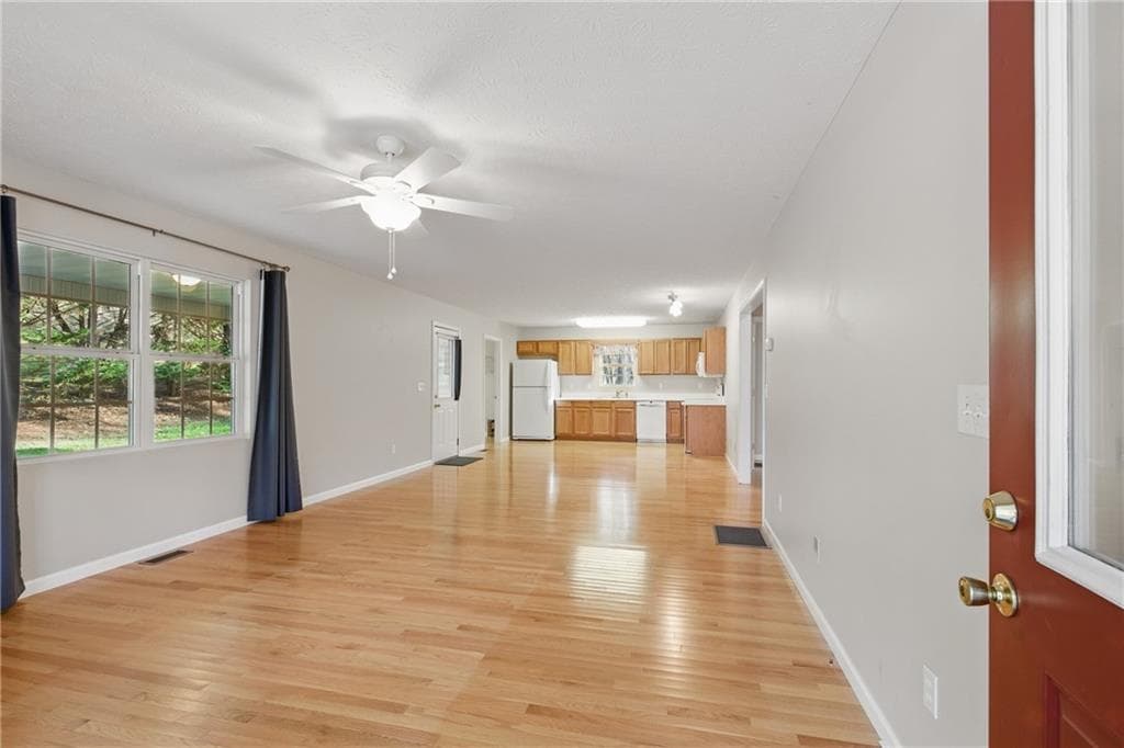 2 bedroom, 2 bathroom, 1,272 sq ft single family residence for sale at 218 Eden Woods, Clarkesville, GA 30523 — photo 3