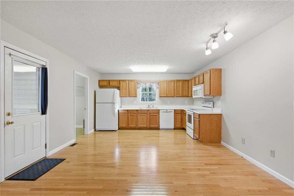 2 bedroom, 2 bathroom, 1,272 sq ft single family residence for sale at 218 Eden Woods, Clarkesville, GA 30523 — photo 5