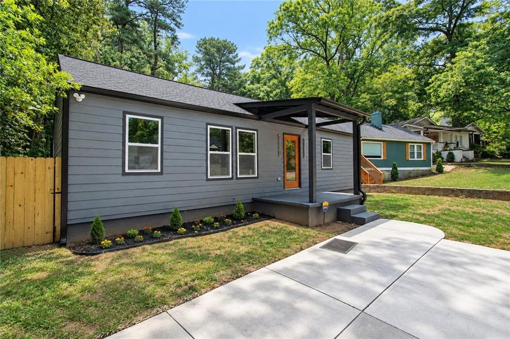 3 bedroom, 2 bathroom, 1,200 sq ft single family residence under contract at 1254 Campbellton Road, Atlanta, GA 30310 — photo 4