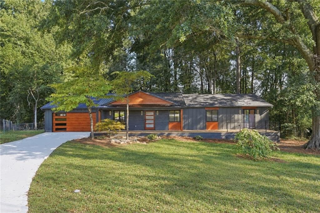 4 bedroom, 2 bathroom, 1,850 sq ft single family residence for sale at 190 Crestwood Court, Alpharetta, GA 30009 — photo 2