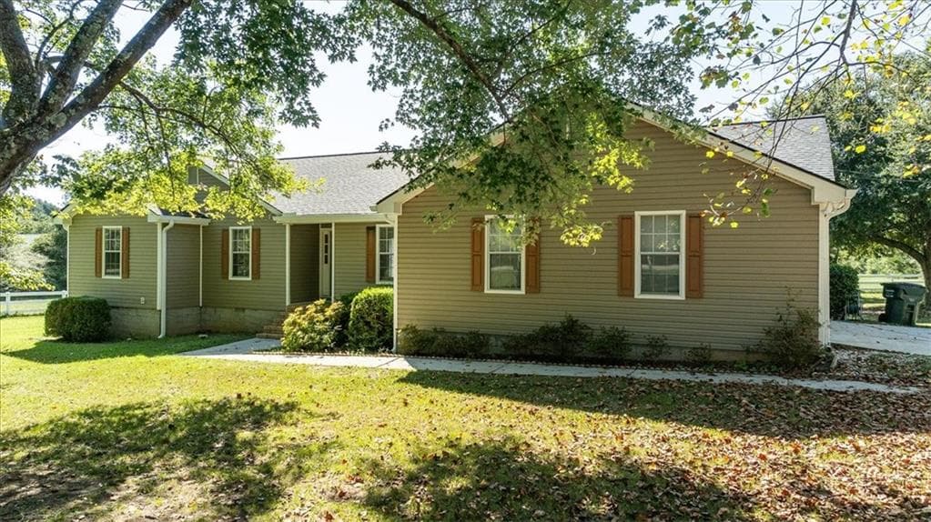 4 bedroom, 2 bathroom, 2,001 sq ft single family residence for sale at 358 Roscoe Davis Road, Monroe, GA 30656 — photo 2