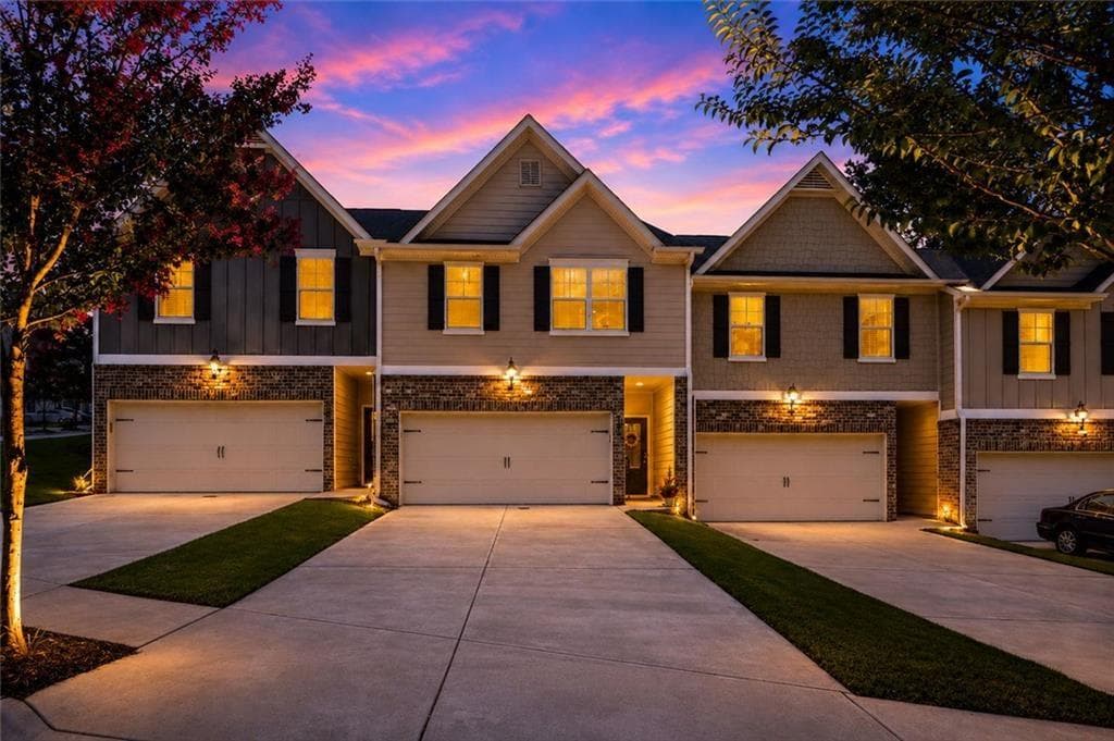 3 bedroom, 3 bathroom, 1,600 sq ft townhouse for sale at 3642 Abbey Way, Gainesville, GA 30507