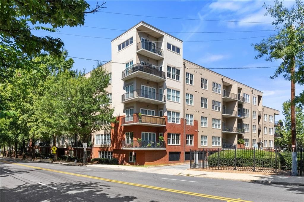3 bedroom, 3 bathroom, 1,760 sq ft condominium for sale at 384 Ralph Mcgill Boulevard 308, Atlanta, GA 30312 — photo 2