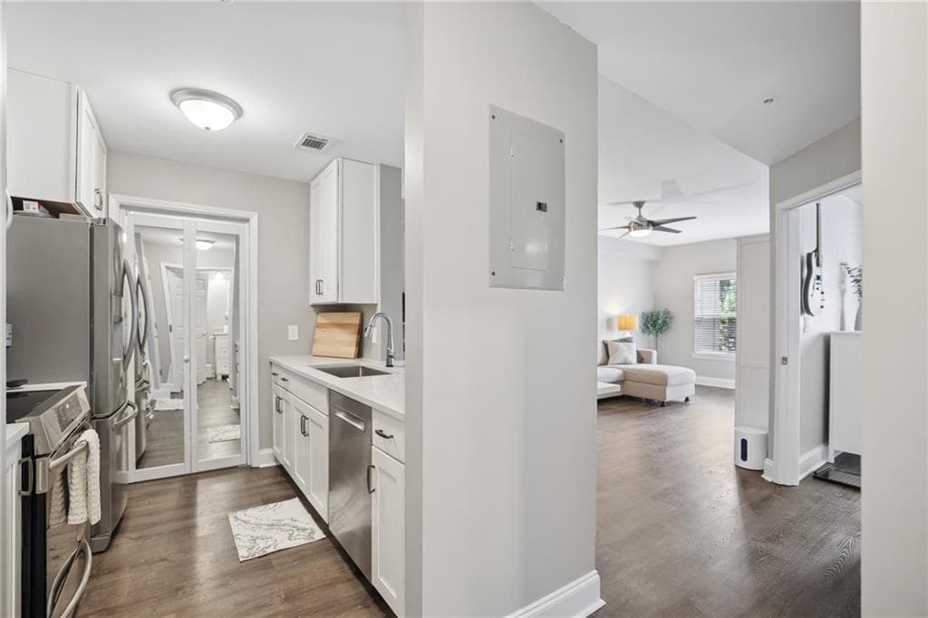 1 bedroom, 1 bathroom, 730 sq ft condominium under contract at 1075 Peachtree Walk A305, Atlanta, GA 30309 — photo 2