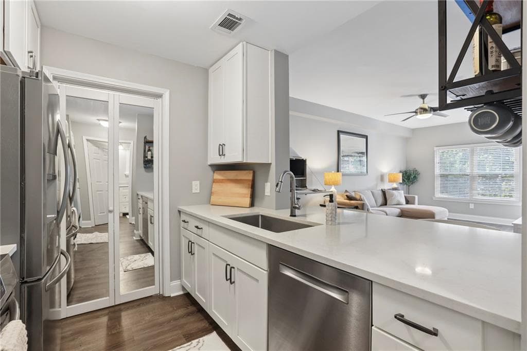 1 bedroom, 1 bathroom, 730 sq ft condominium under contract at 1075 Peachtree Walk A305, Atlanta, GA 30309 — photo 3