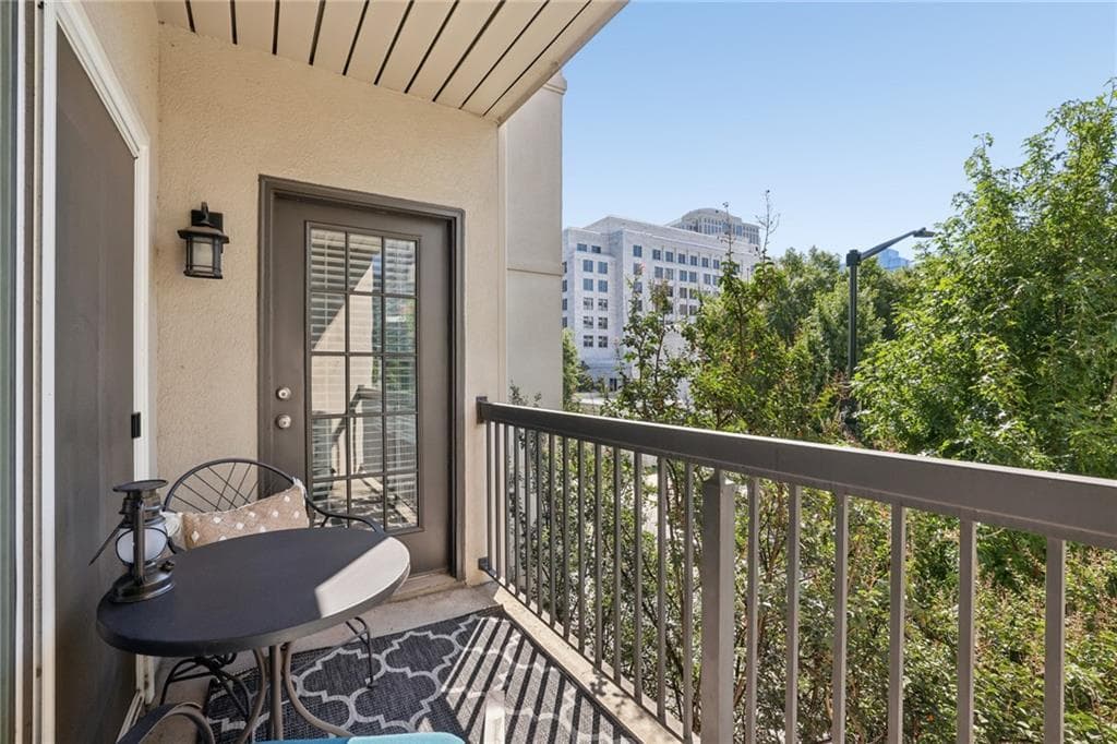 1 bedroom, 1 bathroom, 730 sq ft condominium under contract at 1075 Peachtree Walk A305, Atlanta, GA 30309 — photo 10