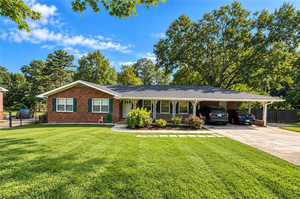 3 bedroom, 2 bathroom, 1,568 sq ft single family residence under contract at 304 Fayetteville Road, Fairburn, GA 30213