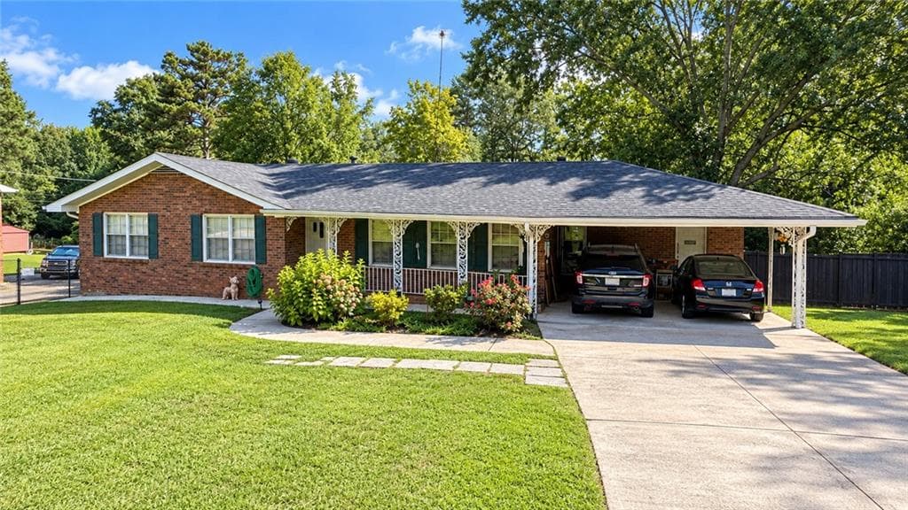 3 bedroom, 2 bathroom, 1,568 sq ft single family residence under contract at 304 Fayetteville Road, Fairburn, GA 30213 — photo 2