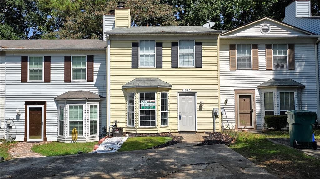 2 bedroom, 3 bathroom, 1,292 sq ft townhouse for rent at 1040 Huntington Trace, Smyrna, GA 30082 for $1,800 a month — photo 1 of 15