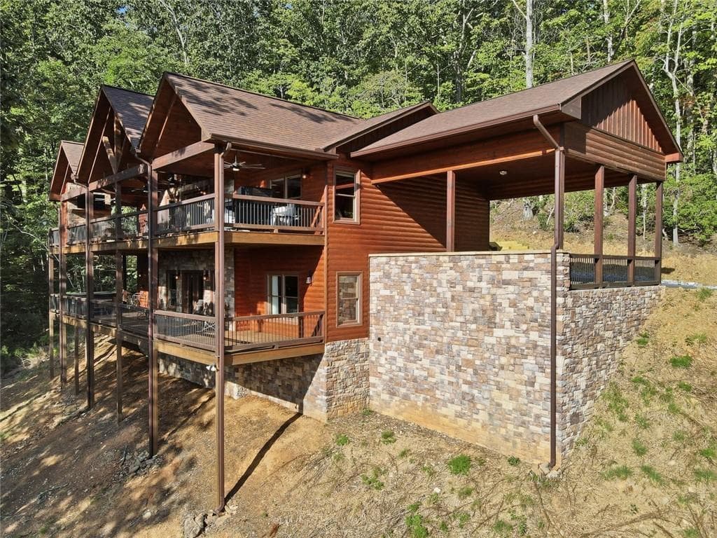 4 bedroom, 3 bathroom, 3,004 sq ft single family residence for sale at 175 Stuart Drive, Mineral Bluff, GA 30559