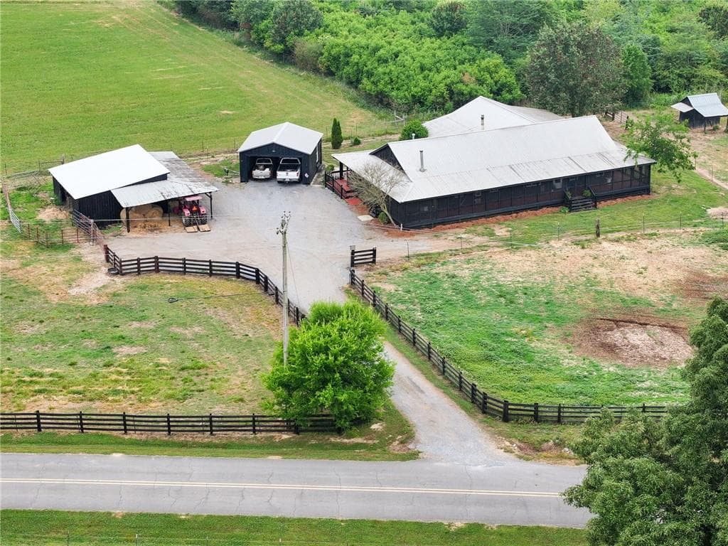 5 bedroom, 3 bathroom, 3,400 sq ft single family residence for sale at 215 Erwin Road, Adairsville, GA 30103 — photo 1 of 45